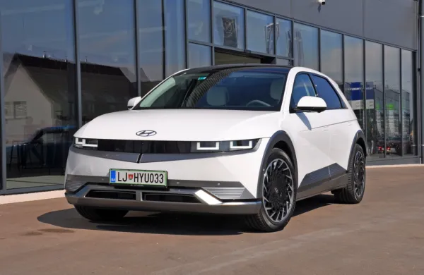 S številko 5 se nam predstavlja nekakšen družinski avto, ki 
najbližje tekmece vidi v Škodi enyaqu in Volkswagnu ID.4.