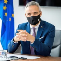 Vlada posegla med prejemnike pomoči