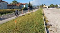 Kolesarsko pot in površine za pešce bodo v kratkem začeli urejati 
tudi med pokopališčem in letališčem. 