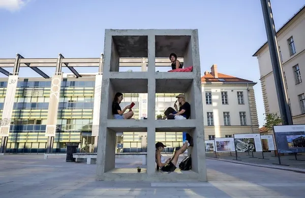 Spomenik stanovanjski krizi,  postavljen v Ljubljani, je nastal v 
sodelovanju  Inštituta za študije stanovanj in prostora, Aksiome - 
zavoda za sodobne umetnosti Ljubljana ter umetniškega kolektiva 
Kvadratni meter, ki je avtor spomenika. 