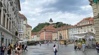 Glavni trg z Grajskim hribom in nezgrešljivim stolpom z uro