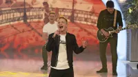 Blaž Gec v pevskem elementu na eni od televizijskih oddaj.
