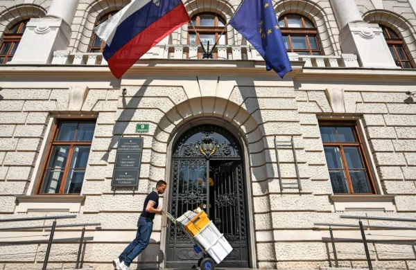 Vrhovno sodi&scaron;če: Sankcije zaradi neuporabe za&scaron;čitnih mask v zaprtih javnih prostorih brez zakonske podlage