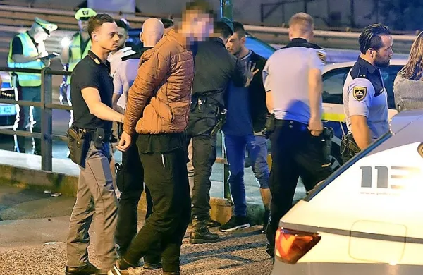 Do nakupovalnega centra Torri d'Europa v Trstu je spomladi 2018 
pred slovenskimi policisti bežal prevoznik štirih migrantov, zasledovanje pa se je končalo s trčenjem in aretacijo vseh. Tokrat so 
italijanski policisti pri naših le preverili štiri slovenske voznike in 
pet tujcev.