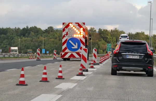Ob 19. uri  sta bila  viadukt Črni Kal in  avtocesta do Kozine še vedno 
zaprta za ves promet.