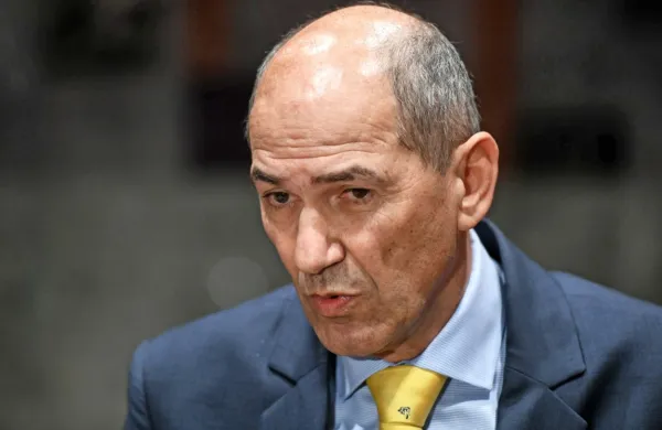 Potem ko so Slovenci poleti množično preživljali dopust na 
Hrvaškem, Janez Janša upa, da bodo Hrvati pozimi napolnili 
nastanitvene obrate v Sloveniji.