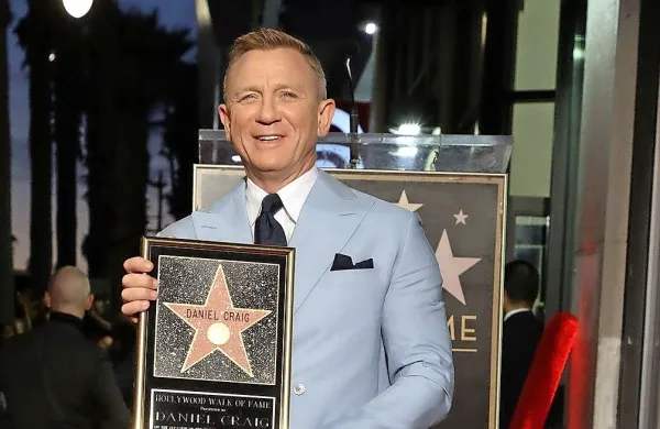 Daniel Craig je vesel, da so njegovo zvezdo na Pločniku slavnih 
umestili poleg zvezde  Rogerja Moora.