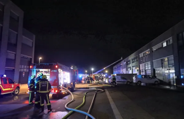 Burja razpihovala gorečo streho