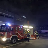 Burja razpihovala gorečo streho