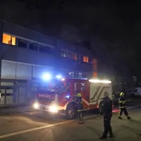 Burja razpihovala gorečo streho