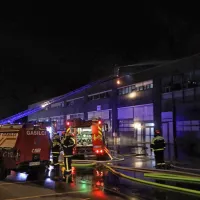 Burja razpihovala gorečo streho
