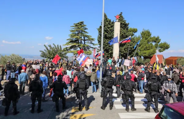 Jan&scaron;a na obisku v Marezigah, pri&scaron;lo je tudi več sto protestnikov
