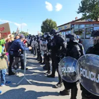 Jan&scaron;a na obisku v Marezigah, pri&scaron;lo je tudi več sto protestnikov