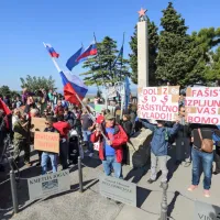 Jan&scaron;a na obisku v Marezigah, pri&scaron;lo je tudi več sto protestnikov
