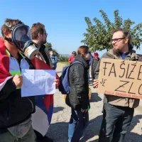 Jan&scaron;a na obisku v Marezigah, pri&scaron;lo je tudi več sto protestnikov