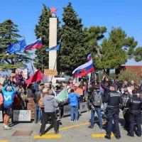 Jan&scaron;a na obisku v Marezigah, pri&scaron;lo je tudi več sto protestnikov