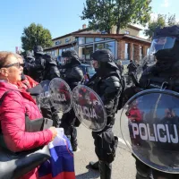 Jan&scaron;a na obisku v Marezigah, pri&scaron;lo je tudi več sto protestnikov