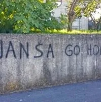 Napis, ki se je pojavil ob cesti med Vanganelom in Marezigami.