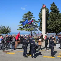 Jan&scaron;a na obisku v Marezigah, pri&scaron;lo je tudi več sto protestnikov