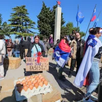 Jan&scaron;a na obisku v Marezigah, pri&scaron;lo je tudi več sto protestnikov