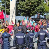 Jan&scaron;a na obisku v Marezigah, pri&scaron;lo je tudi več sto protestnikov