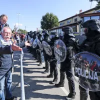 Jan&scaron;a na obisku v Marezigah, pri&scaron;lo je tudi več sto protestnikov