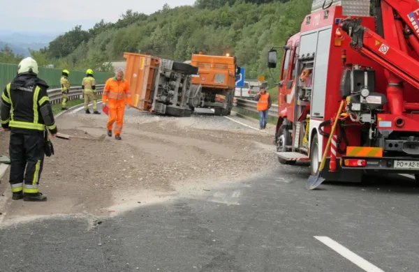 Voznik tovornjaka s prikolico je zapeljal v betonski robnik in nato 
razsul pesek po hitri cesti.