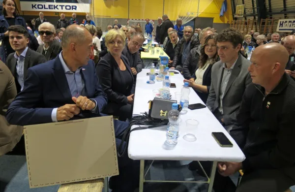 V povsem polni športni dvorani in mirni Idriji se je goriška 
koordinacija SDS s predsednikom stranke in vlade Janezom Janšo 
v soboto pripravljala na državnozborske volitve.