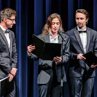 Podelitev tantadrujev pred prvo premiero v novi sezoni so na velikem 
odru novogoriškega teatra igrivo  povezovali igralci hišnega ansambla 
(z leve) Žiga Udir, Medea Novak in Jure Kopušar.