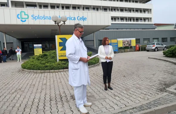 V. d. strokovnega direktorja celjske bolnišnice Radko Komadina in 
direktorica bolnišnice Margareta Guček Zakošek sta se javno 
opravičila staršem in otroku zaradi  načina obravnave. 