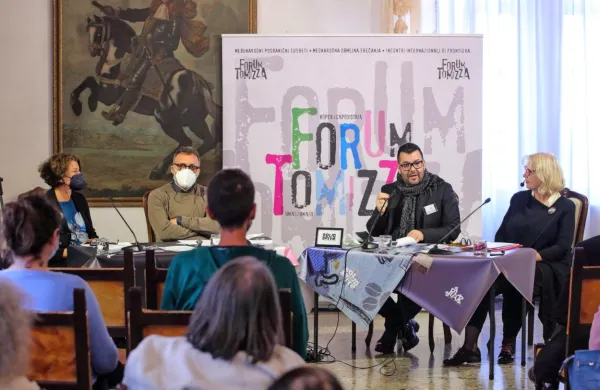 O solidarnosti so v Kopru premišljevali (z leve): Jedrt Jež Furlan, Joel Valifuoco, Aljoša Pužar, gostiteljica Irena Urbič, v drugem delu simpozija pa še Saša Ilić, Amelia Kraigher in Ivana Bodrožić.   