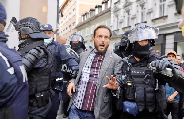 Izvenobravnavni senat Okrožnega sodišča v Ljubljani je odločil, da 
se predlog tožilke zavrne in se pripor zoper Zlatana Čordića, ki so 
ga pridržali na torkovem protestu, ne odredi.