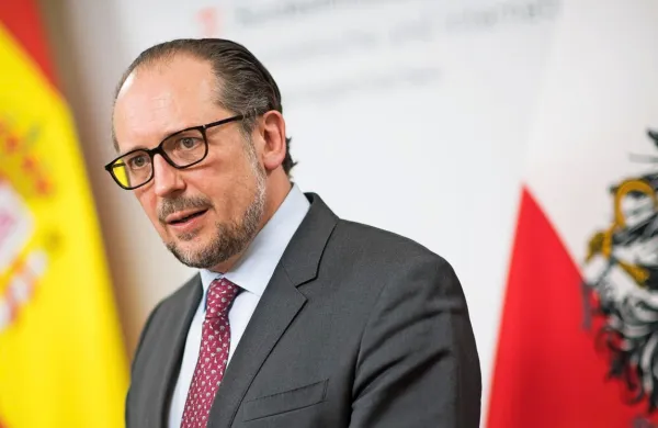 Alexander Schallenberg je   novi avstrijski kancler.