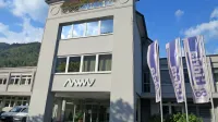 Korporacija Hidria  Abrahama praznuje v velikem zagonu, valovnica, nekdanji simbol predhodnice - Rotomatike, pa opozarja 
tudi na razvojne padce in nujnost pripravljenosti nanje.