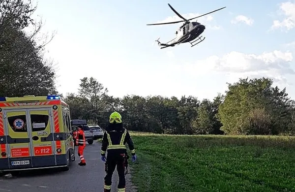 Nesrečnega Bukovčana so odpeljali s helikopterjem.
