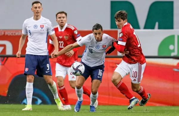Rusi (v rdečih dresih) so se v petek izvlekli proti Slovakom. Kako pa  
bo nocoj v Ljudskem vrtu?