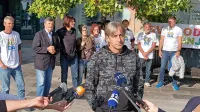 Sandi Valentinčič, učitelj, ki mu grozi odpoved, se zdaj javno 
angažira proti vladnim covid ukrepom. 