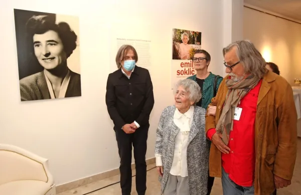 Emilija Soklič  s   predsednikom žirije Dušanom Milavcem.


