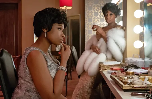 Mary J. Blige (desno) v vlogi pevke Dinah Washington