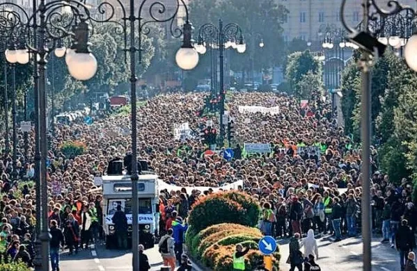 V Trstu 15.000 ljudi protestiralo proti obveznemu covidnemu potrdilu na delovnem mestu