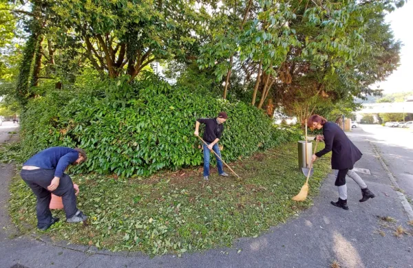 Včeraj so z združenimi močmi uredili okolico skupnostnega centra 
in zavetišča za brezdomne. 