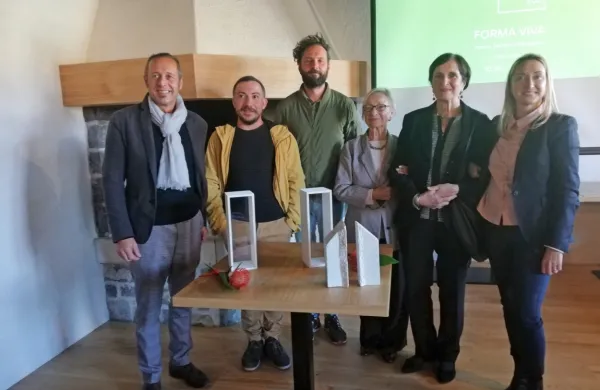 Na praznovanje Forma vive je direktorica Obalnih galerij Piran 
Mara Ambrožič Verderber (desno) povabila tudi Nedo Milkovič, 
vdovo Tonija Biloslava, znamenitega dolgoletnega direktorja 
Obalnih galerij, in Marjano Lenassi, vdovo Janeza Lenassija. Ob 
njih so še kiparji Jure Markota, Alberto Scodro in Max M. 
Seibald. 


