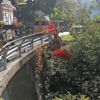 Kobariški gasilci so poškodovanega sopotnika v Borjani z nosili 
dvignili iz globeli in ga predali reševalcem.