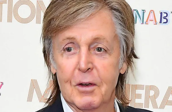  Paul McCartney se je po 50 letih odločil odložiti breme odgovornosti za razpad zasedbe The Beatles. Po njegovem je razpad 
sprožil John Lennon, ki naj bi nekega dne preprosto oznanil, da 
zapušča skupino.