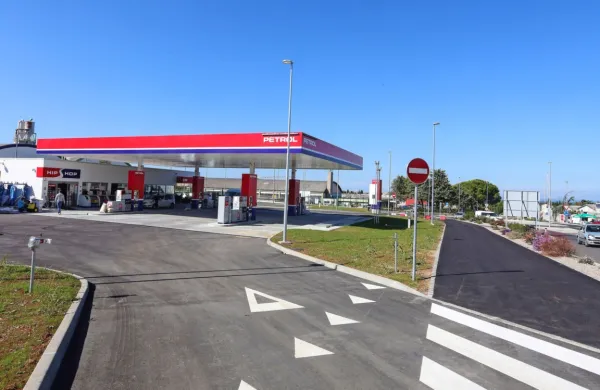 Petrol ima v Sloveniji skupaj 318 bencinskih servisov, od tega tri v 
Izoli. Z nakupom Croduxa je prevzel še dodatnih 93 bencinskih 
servisov na Hrvaškem. 