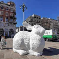 Na  devetih  znanih koncih  mestnega središča  mimoidoče osupljajo ogromni kipi.  