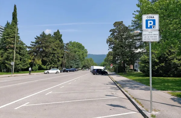 Odkar so plačljiva, 59 parkirnih mest ob Kidričevi ulici bolj ali manj sameva. Po novem bodo spet brezplačna. 