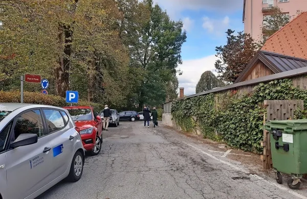Na poti, ki s Tržaške ceste vodi proti športnemu centru, je v 
ponedeljek še skoraj v mraku obležala hudo ranjena 22-letna 
Postojnčanka, storilec pa se je naglo odpeljal s kraja. 