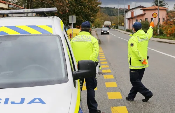 Na delu ceste, kjer je hitrost omejena na 90 kilometrov na uro, je 
27-letnik drvel  165  kilometrov  na  uro. Fotografija je simbolična.
