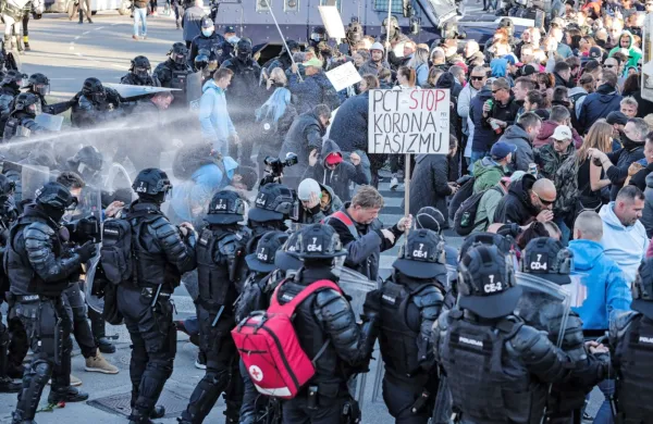 Nasprotniki protikoronskih omejevalnih ukrepov na ljubljanskih ulicah